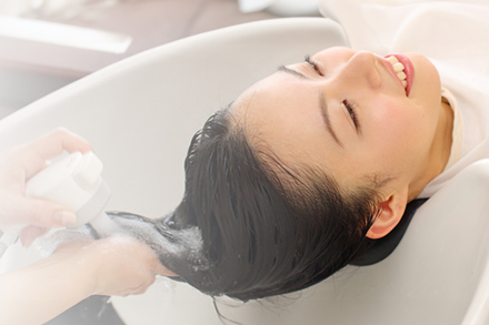 【大阪・心斎橋駅5分】髪質改善と究極のリラックスを。ヘアメイクshowerの「頭皮洗浄」