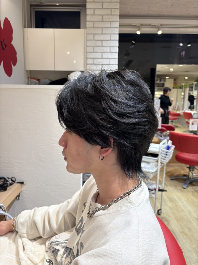 黒髪でもキマる！ストリート感あるフェザーウルフメンズスタイル　