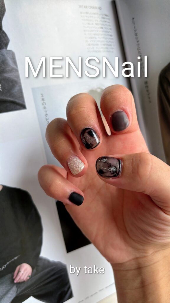 「メンズにおすすめ！ダークシースルーネイルで指先から大人のオシャレを」　