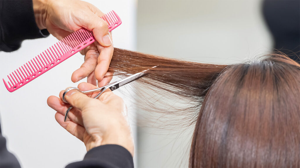 髪をカットする風景