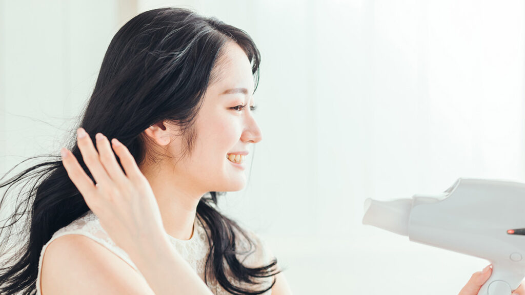 ドライヤーする女性