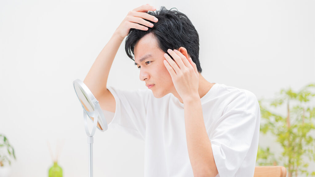 髪を気にする男性