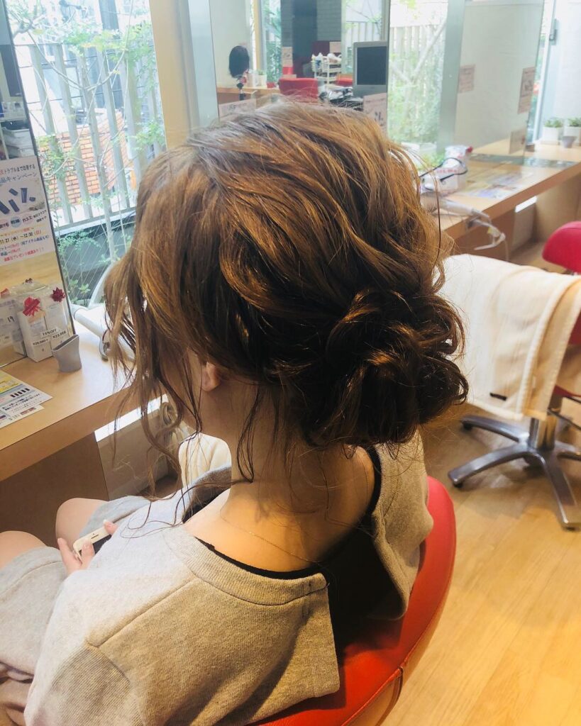 簡単ヘアアレンジ シンプルまとめ髪もおくれ毛いっぱい出して遊びスタイル！